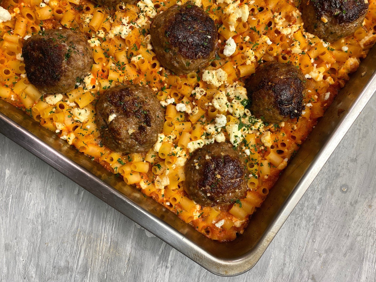 Φουρνιστοί Κρασάτοι Κεφτέδες με Κοφτό Μακαρονάκι και Φέτα