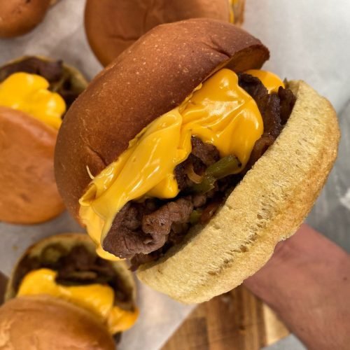 Philly cheesesteak burger με ζουμερό κρέας, λιωμένο τυρί και καραμελωμένα κρεμμύδια