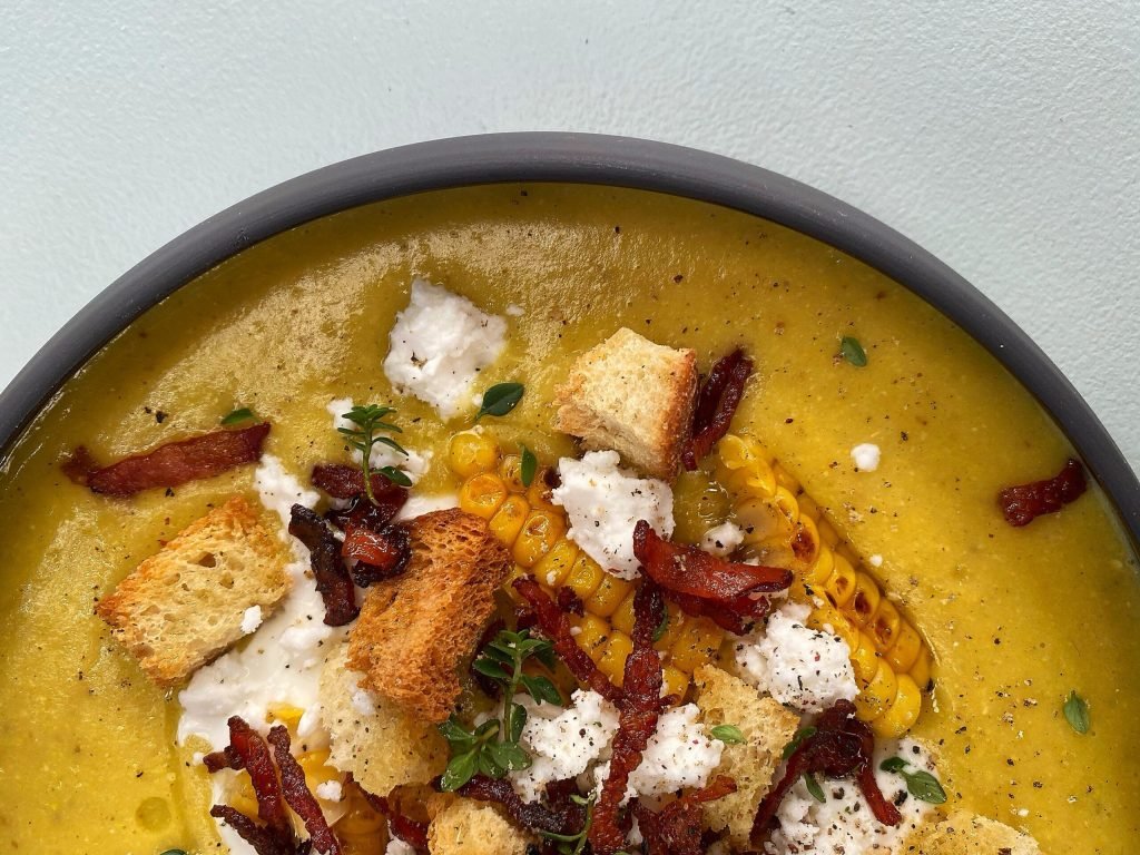 Κρεμώδης chowder καλαμποκιού με καπνιστό μπέικον και κομμάτια φέτας, πηχτή και ζεστή σούπα-κουτάλας