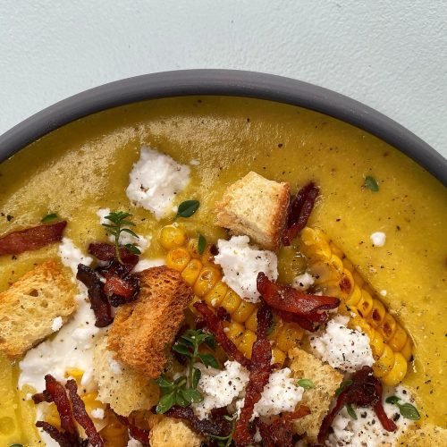 Κρεμώδης chowder καλαμποκιού με καπνιστό μπέικον και κομμάτια φέτας, πηχτή και ζεστή σούπα-κουτάλας