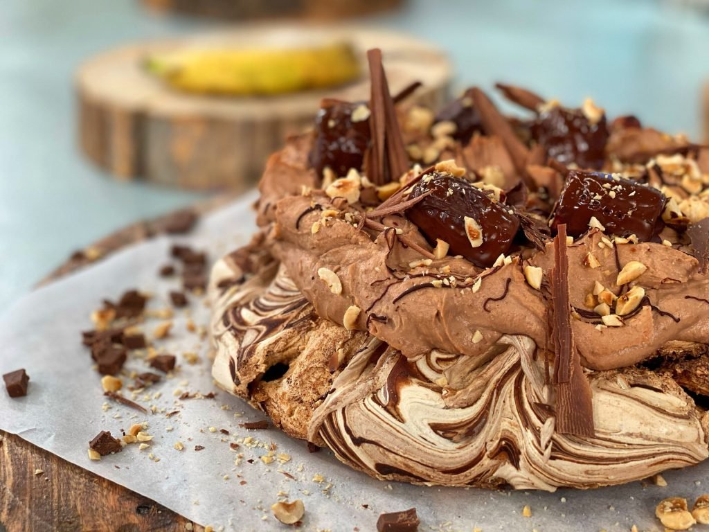 Σοκολατένια pavlova με μπανάνες και φουντούκια, τραγανή απέξω και μαλακή, μαρσμέλοου μέσα