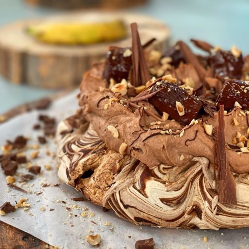 Σοκολατένια pavlova με μπανάνες και φουντούκια, τραγανή απέξω και μαλακή, μαρσμέλοου μέσα