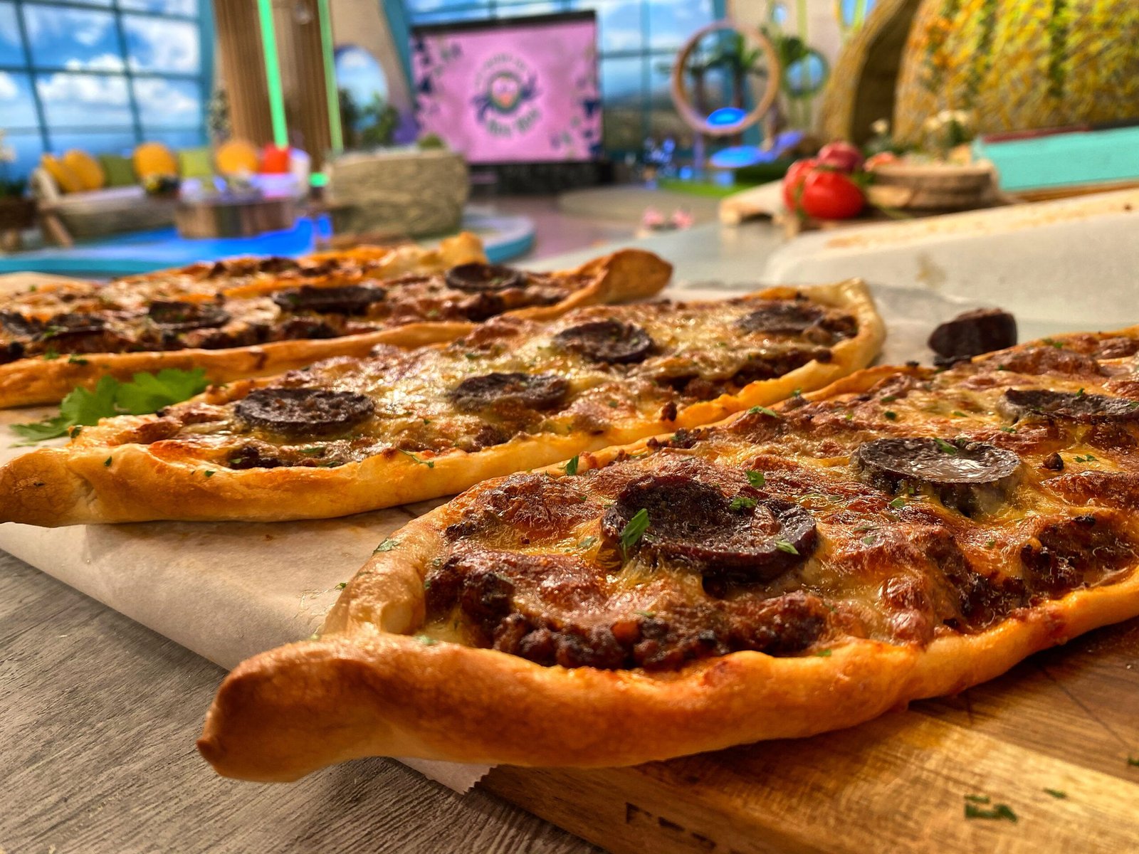 Πεϊνιρλί Φούρνου με Κιμά και Τυρί | LAMBROS VAKIAROS Τραγανά Πεϊνιρλί με Κιμά και Τυρί