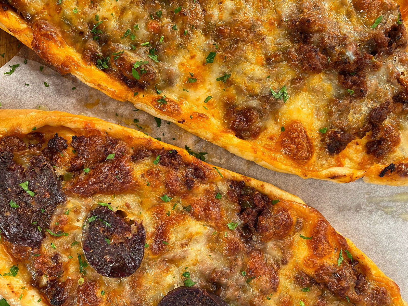 Πεϊνιρλί Φούρνου με Κιμά και Τυρί | LAMBROS VAKIAROS Τραγανά Πεϊνιρλί με Κιμά και Τυρί