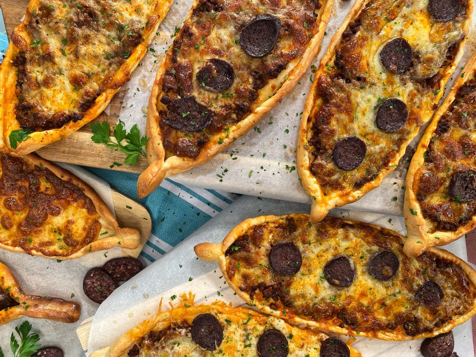 Πεϊνιρλί Φούρνου με Κιμά και Τυρί | LAMBROS VAKIAROS Τραγανά Πεϊνιρλί με Κιμά και Τυρί