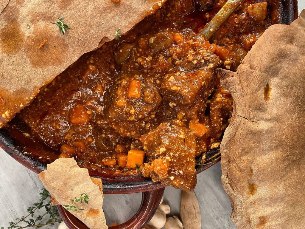 Μοσχαράκι σε πήλινο σιγομαγειρεμένο, με γλυκοπατάτα και ξινομυζήθρα, ένα πιάτο με βάθος γεύσης