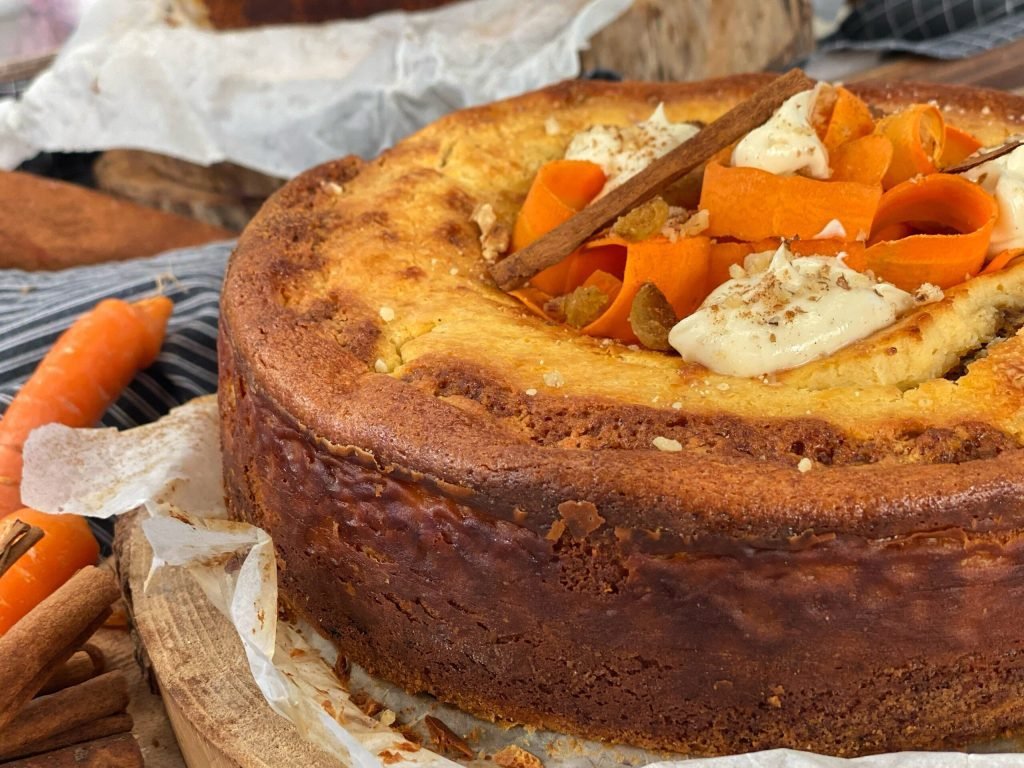 Cheesecake καρότου που ενώνει το κλασικό carrot cake με κρεμώδη υφή cheesecake, με ζεστά μπαχαρικά
