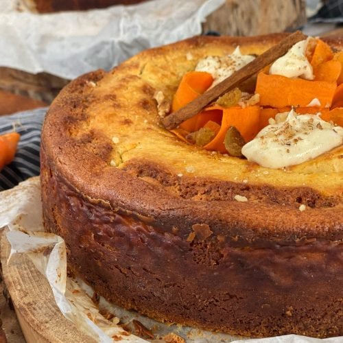 Cheesecake καρότου που ενώνει το κλασικό carrot cake με κρεμώδη υφή cheesecake, με ζεστά μπαχαρικά