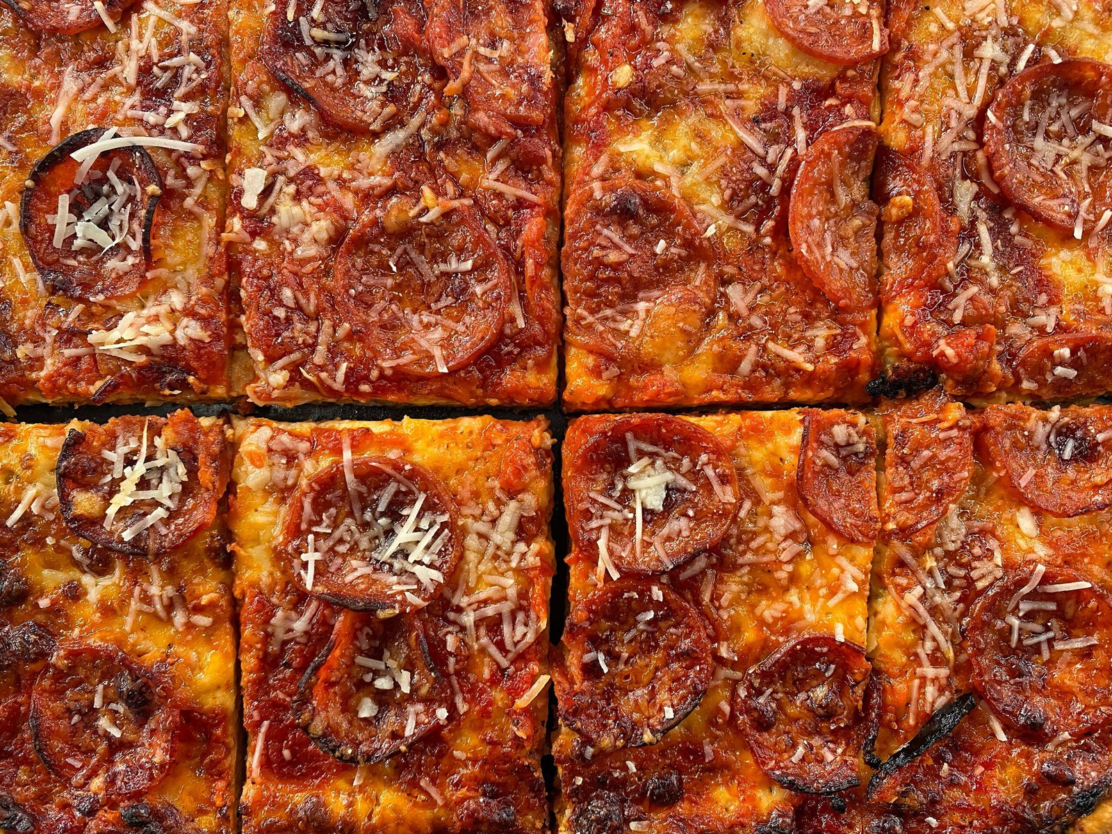 Αφράτη Σικελιάνικη Πίτσα με Πεπερόνι