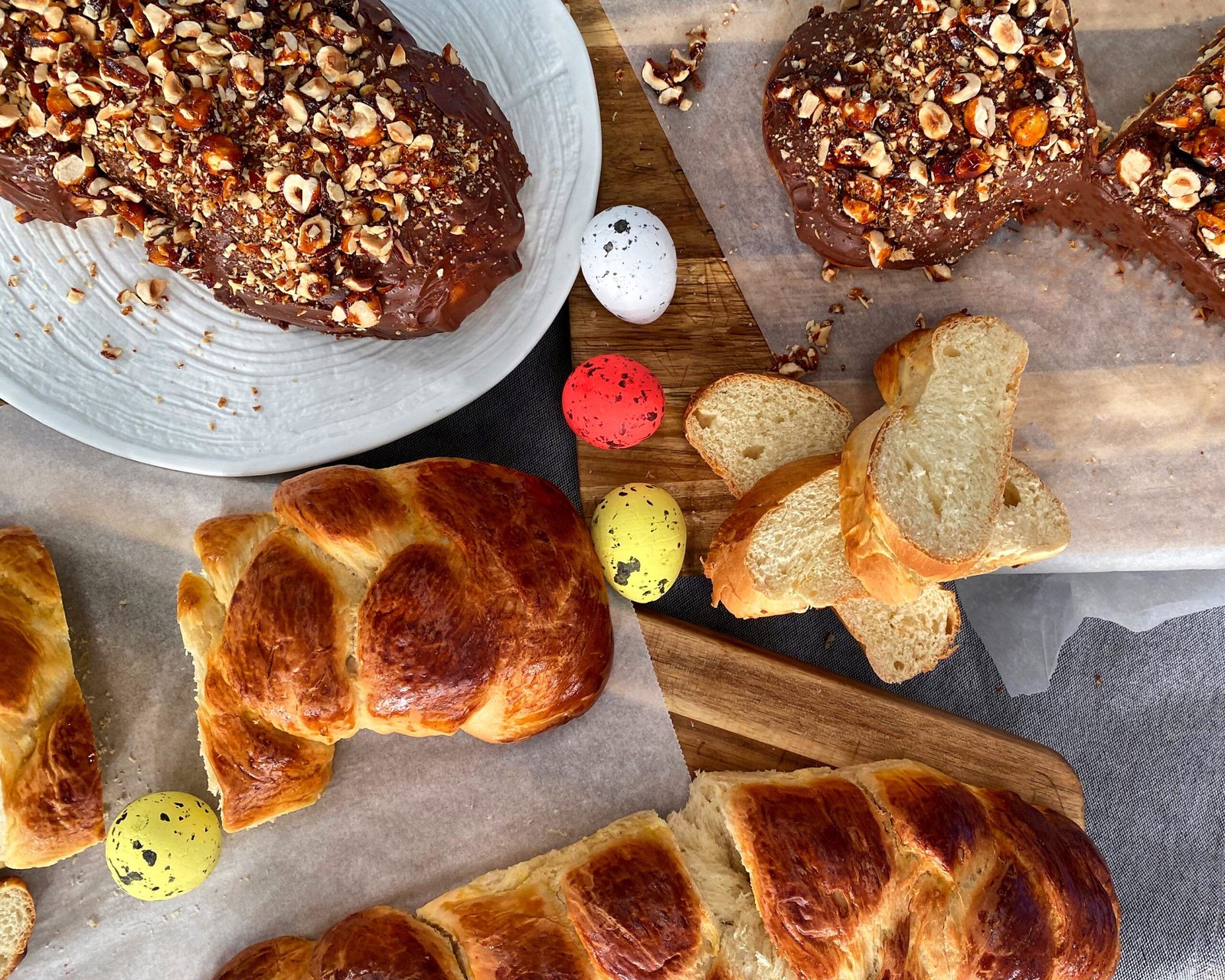 Αφράτο τσουρέκι με ίνες πάνω σε ξύλινο τραπέζι