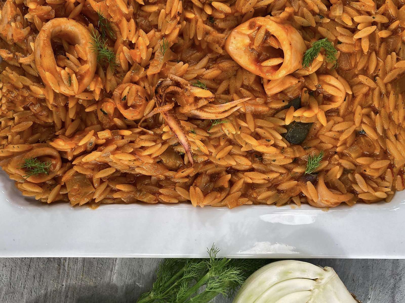 Κριθαρώτο με Καλαμαράκια και Βασιλικό | LAMBROS VAKIAROS Νηστίσιμο Κριθαρώτο με Καλαμαράκια και Βασιλικό