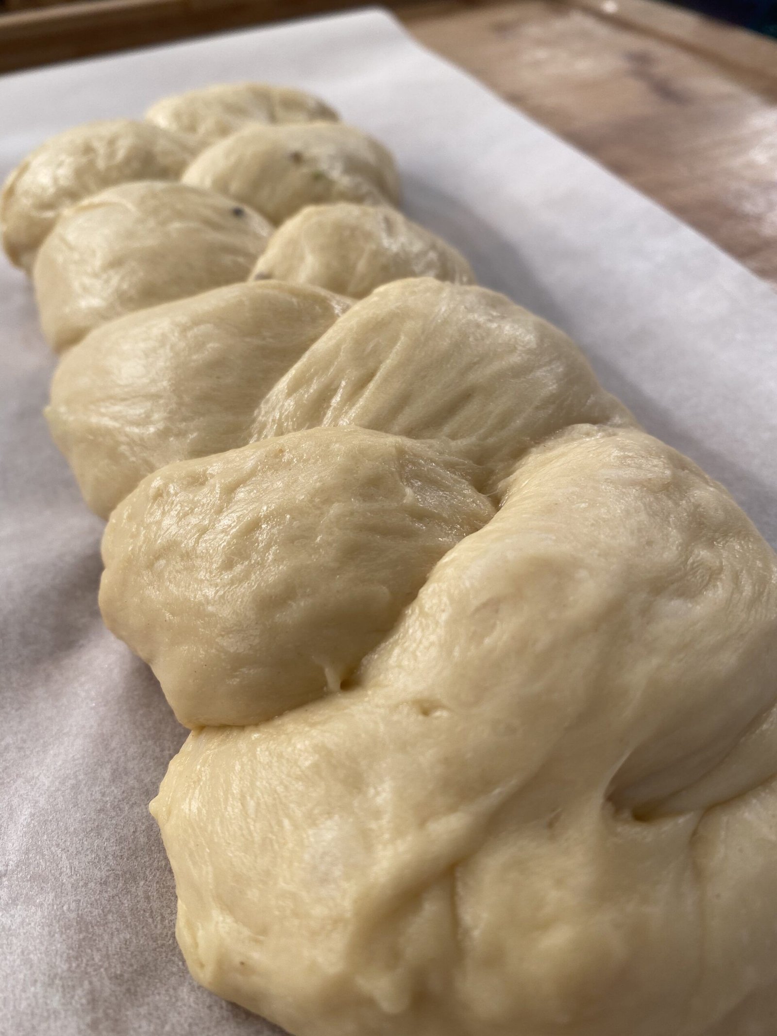 Εύκολο αφράτο τσουρέκι με ίνες συνταγή | LAMBROS VAKIAROS IMG 9102 scaled 1