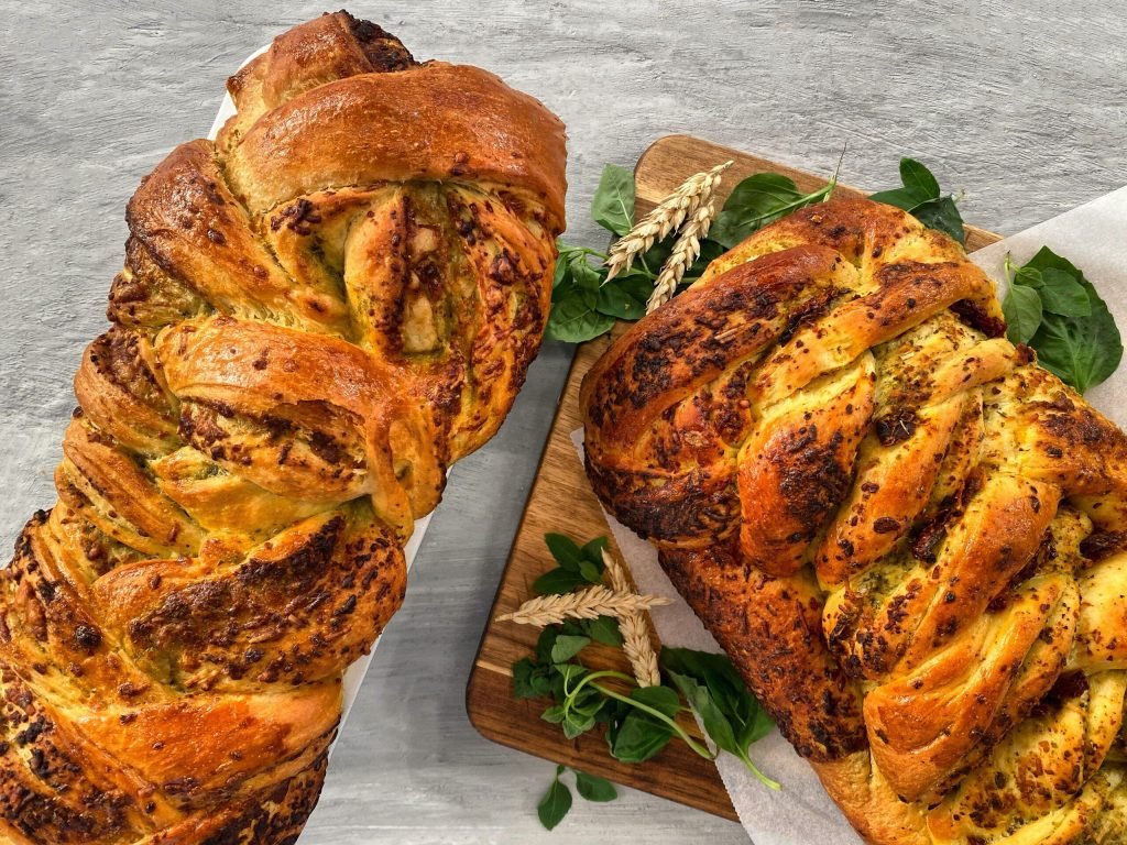 Αλμυρό Babka με Πέστο και Λιαστή Τομάτα