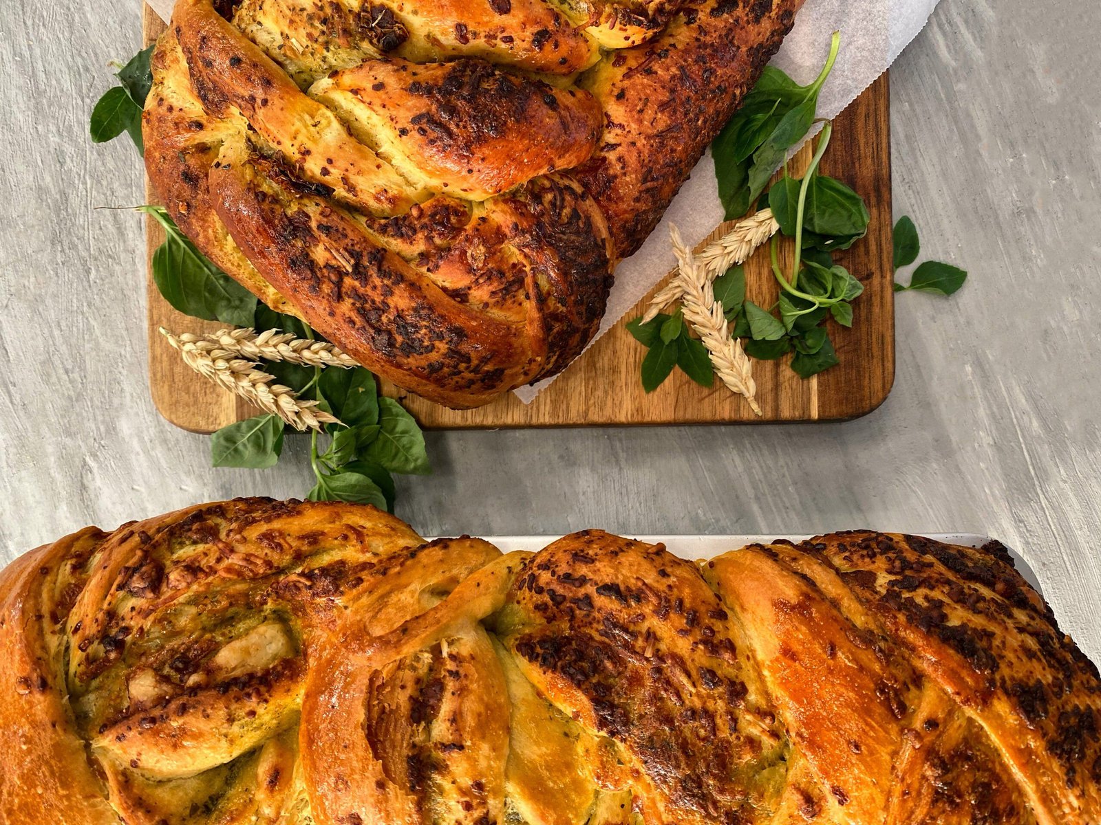 Αλμυρό Babka με Πέστο και Λιαστή Τομάτα