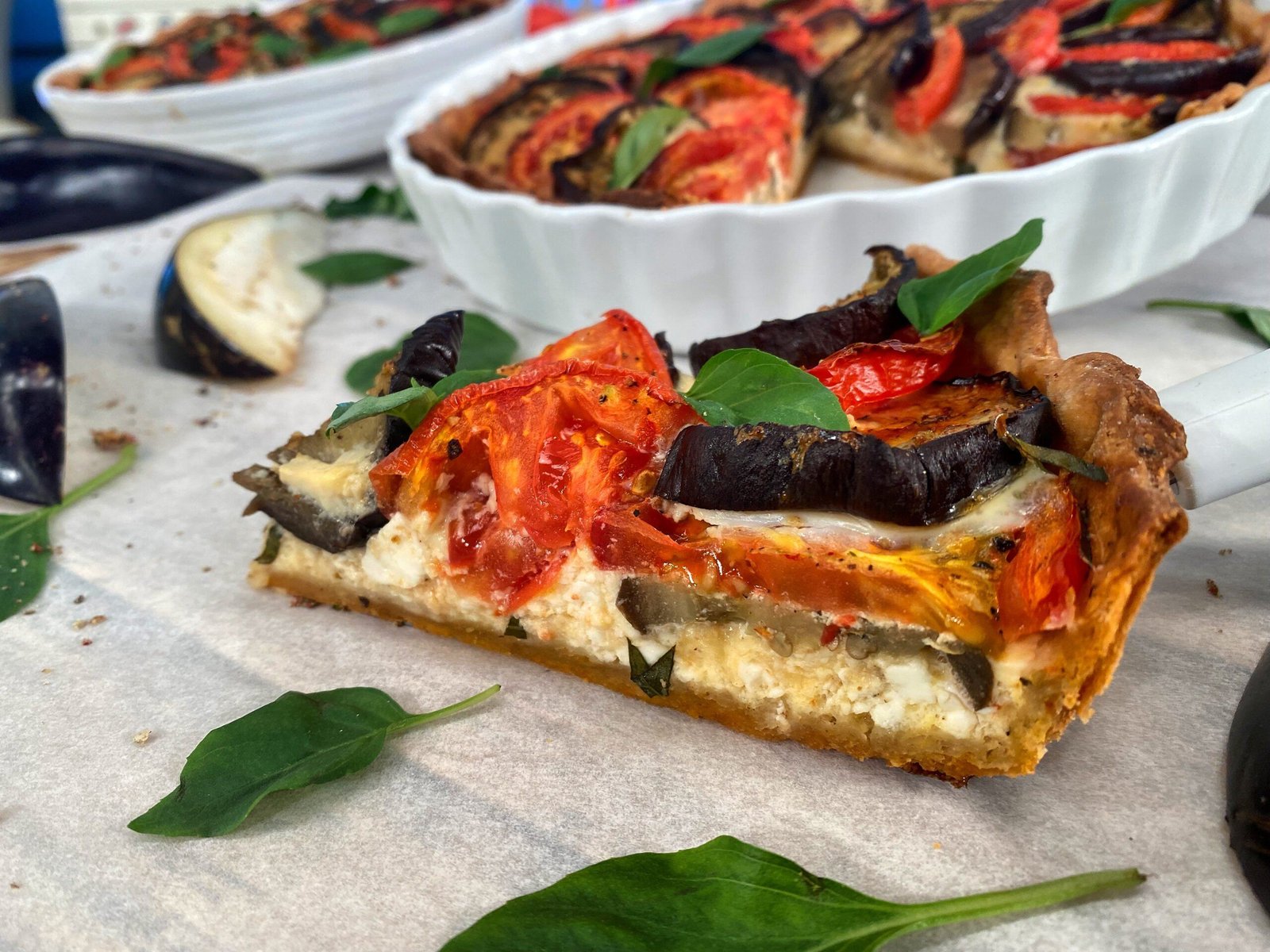 Καλοκαιρινή Τάρτα με Μελιτζάνες | LAMBROS VAKIAROS Καλοκαιρινή Τάρτα με Μελιτζάνες Τομάτα και Βασιλικό