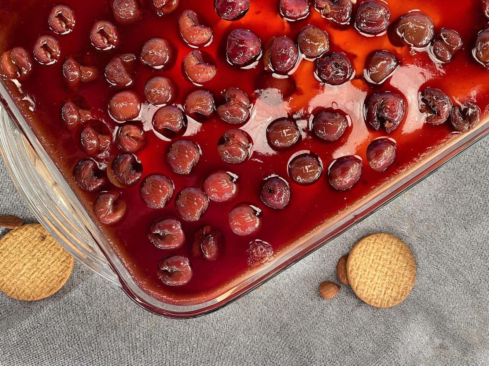 Γλυκό Ψυγείου με Ψητά Κεράσια και Ζελέ Βυσσινάδας