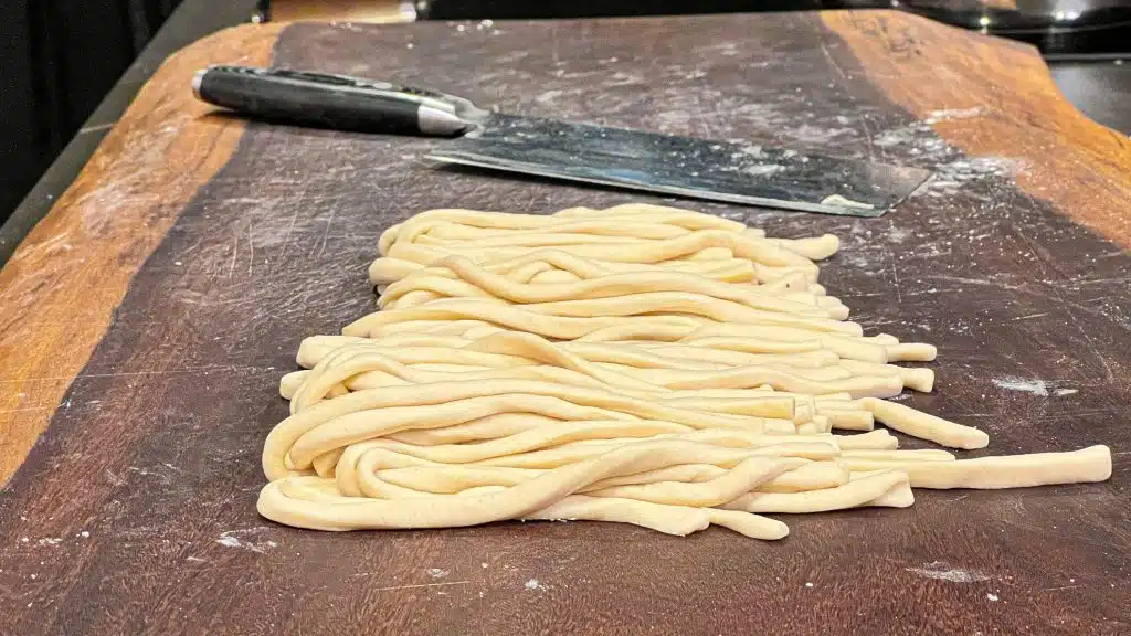 Χειροποίητα udon noodles με χαρακτηριστική ελαστική, chewy υφή, η βάση για αυθεντικά γιαπωνέζικα πιάτα