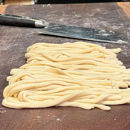 Χειροποίητα udon noodles με χαρακτηριστική ελαστική, chewy υφή, η βάση για αυθεντικά γιαπωνέζικα πιάτα