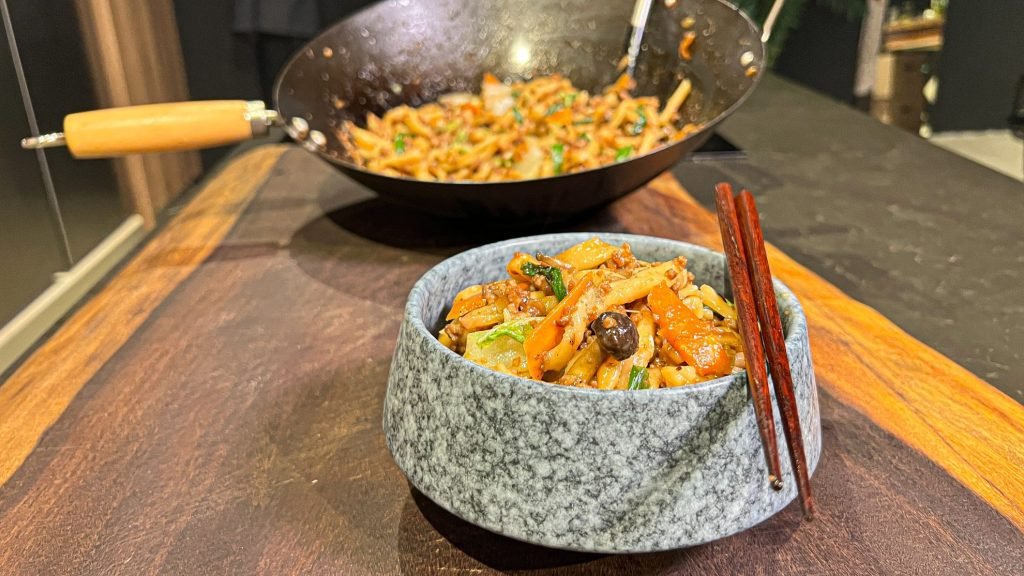 Yaki udon, το γιαπωνέζικο stir-fry με χοντρά noodles σοταρισμένα στο wok, χορταστικό και γεμάτο umami