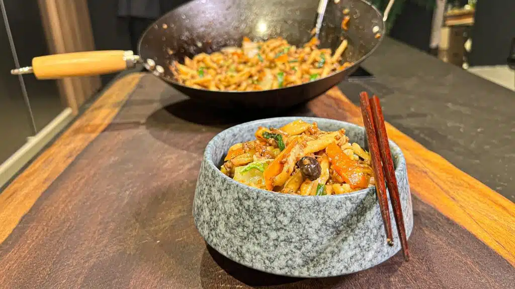 Yaki udon, το γιαπωνέζικο stir-fry με χοντρά noodles σοταρισμένα στο wok, χορταστικό και γεμάτο umami