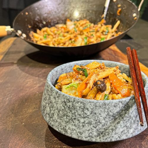Yaki udon, το γιαπωνέζικο stir-fry με χοντρά noodles σοταρισμένα στο wok, χορταστικό και γεμάτο umami