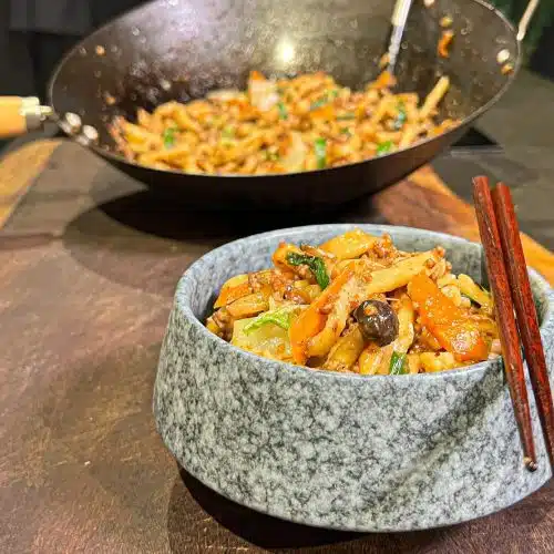 Yaki udon, το γιαπωνέζικο stir-fry με χοντρά noodles σοταρισμένα στο wok, χορταστικό και γεμάτο umami
