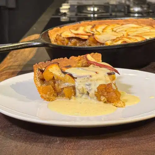 Μηλόπιτα με τραγανή βάση μπισκότου και λεία creme anglaise, με ζεστά μήλα και βανίλια