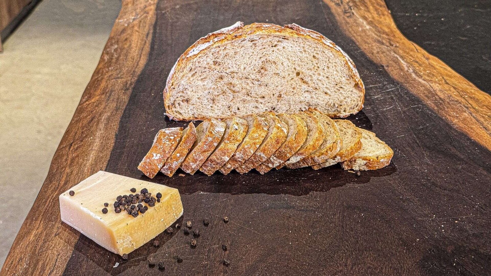 Τραγανό Ψωμί Χωρίς Ζύμωμα Cacio e Pepe