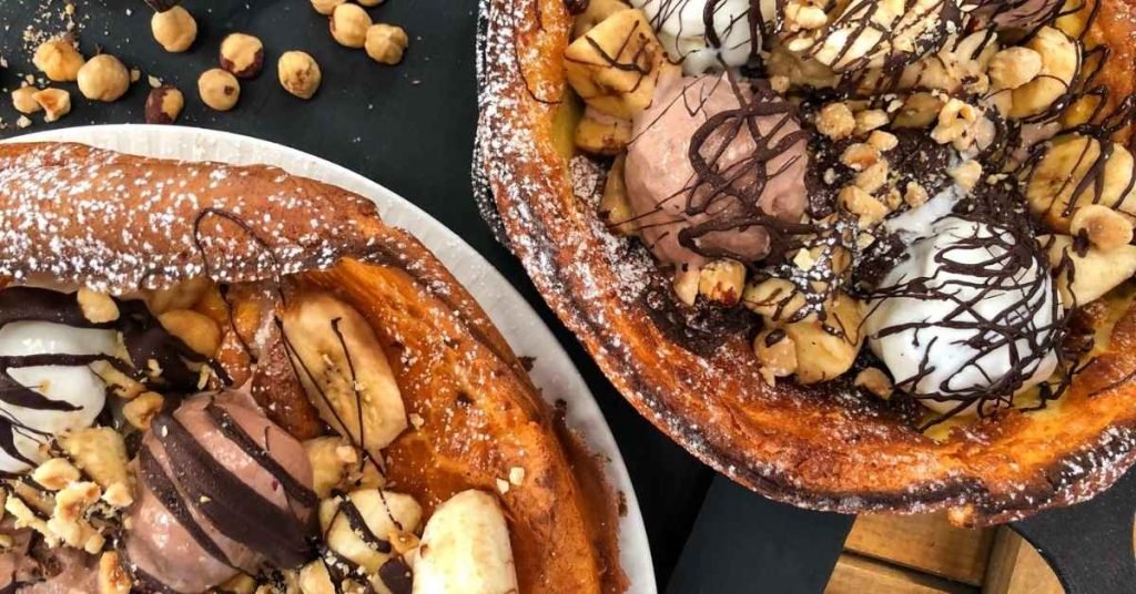 Pancake φούρνου με μπανάνα, παγωτό και φουντούκια