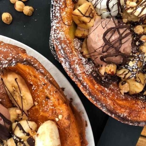 Pancake φούρνου με μπανάνα, παγωτό και φουντούκια