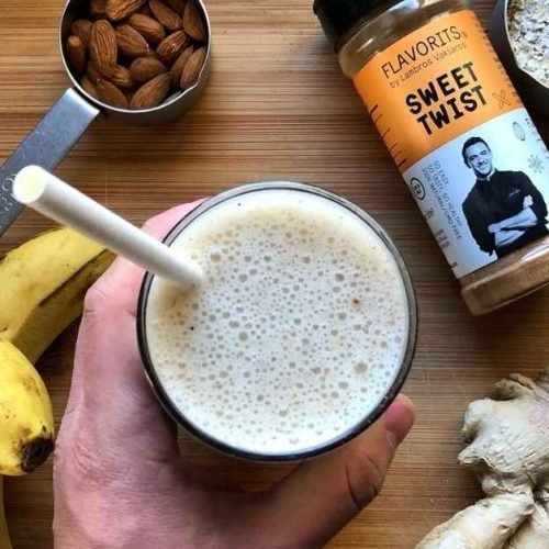 Smoothie μπανάνα με αμύγδαλο σε ποτήρι