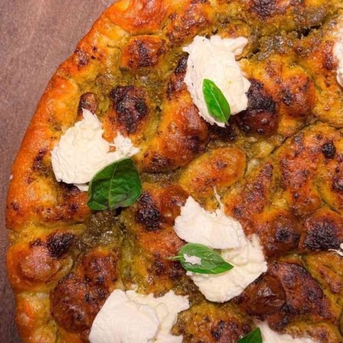 Αφράτη focaccia με πέστο αλά τζενοβέζε, τραγανή στην κόρα και μυρωδάτη από βασιλικό και ελαιόλαδο
