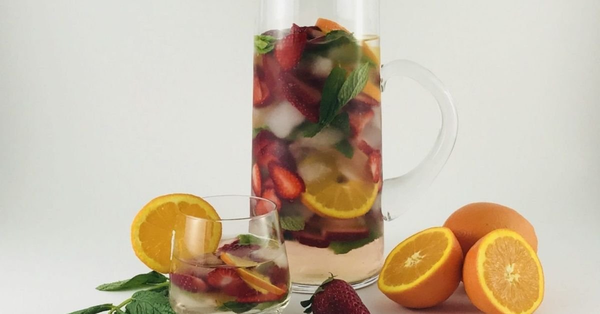 Αποτοξινωτικό νερό με φράουλες και δυόσμο σε ποτήρι