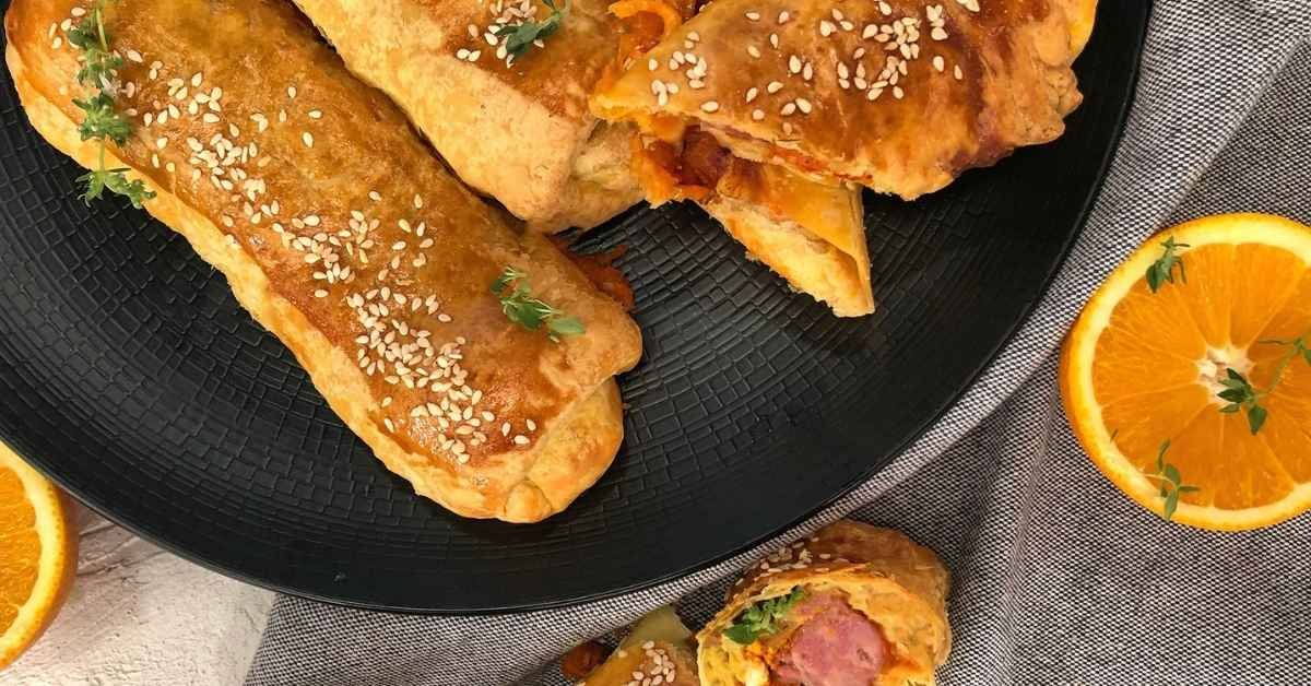 Αφράτα λουκανοπιτάκια με γιαούρτι σε πιατέλα