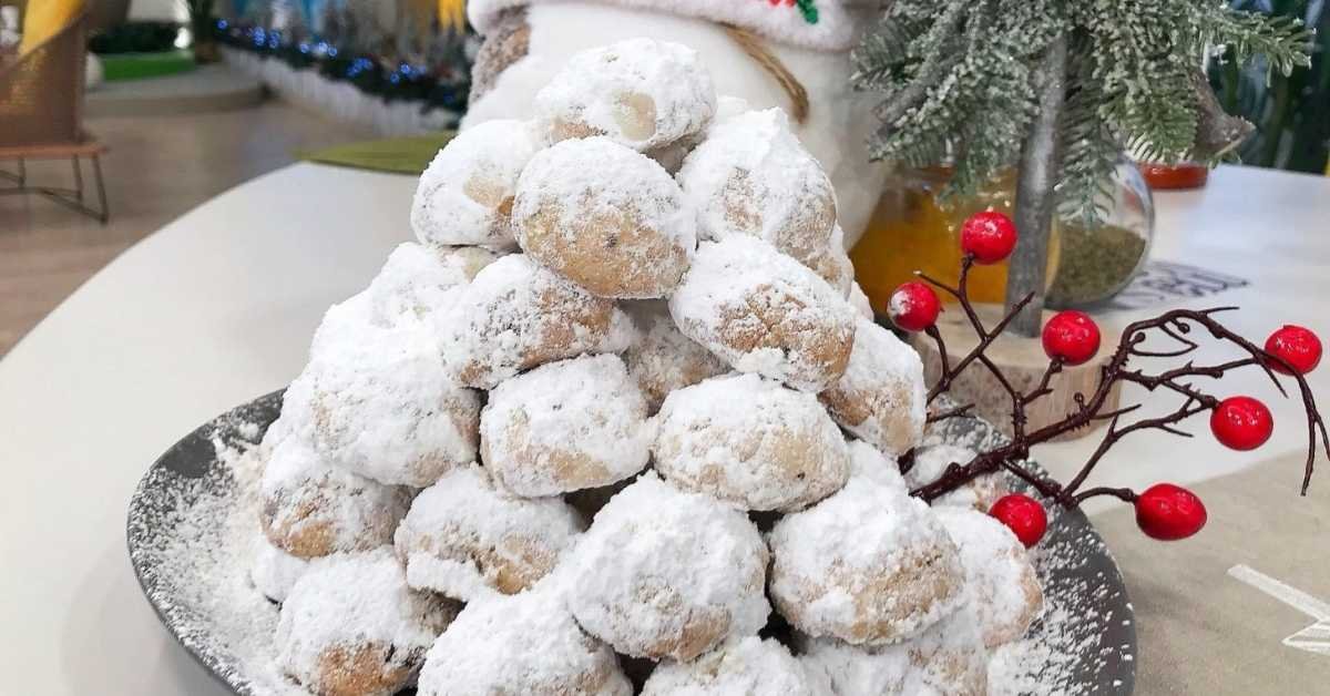 Αφράτοι κουραμπιέδες πασπαλισμένοι με άχνη ζάχαρη