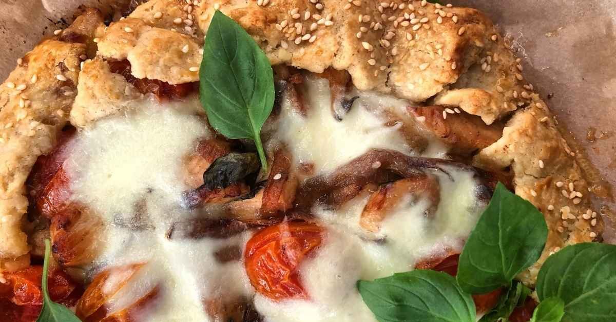 Βουτυρένια τάρτα με κοτόπουλο και μοτσαρέλα