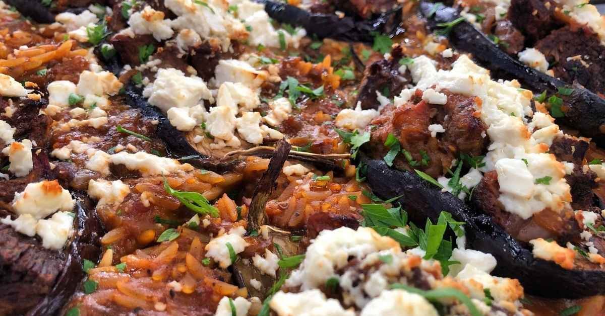 Γιουβέτσι με μοσχάρι και ψητές μελιτζάνες σερβιρισμένο