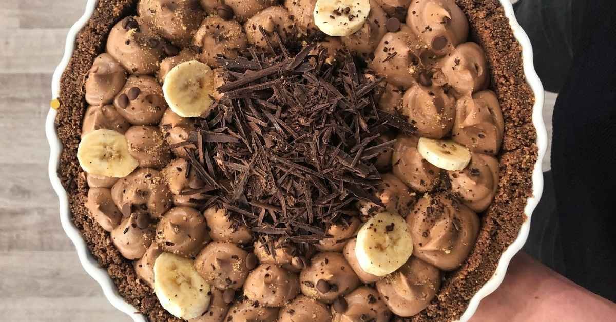 Γλυκιά τάρτα banoffee με σοκολάτα και σαντιγί