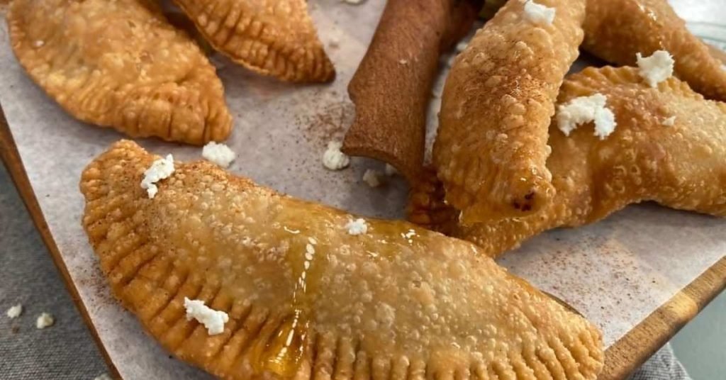 Καλιτσούνια τηγανιού με μέλι σε πιατέλα