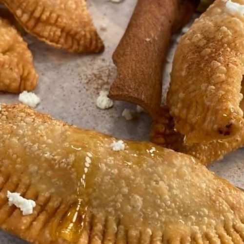 Καλιτσούνια τηγανιού με μέλι σε πιατέλα