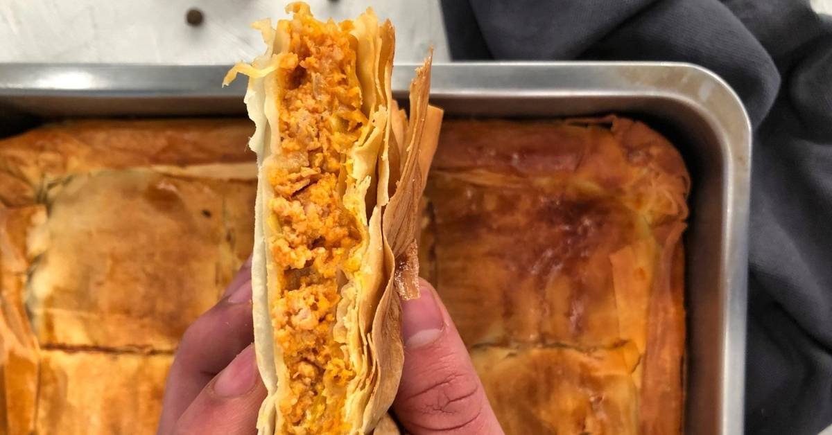 Κιμαδόπιτα από κιμά κοτόπουλου σε πιάτο