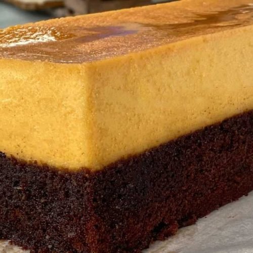 Κομμάτι chocoflan σε πιάτο με καραμέλα