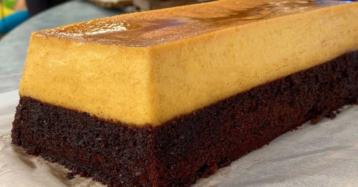 Κομμάτι chocoflan σε πιάτο με καραμέλα
