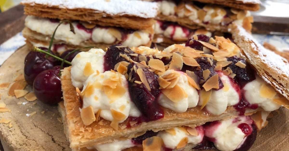 Κομμάτι μιλφέιγ με φρέσκα κεράσια από πάνω