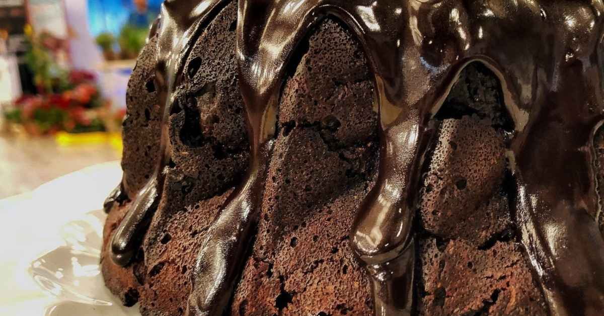 Κομμάτι σοκολατένιου κέικ με κολοκυθάκι