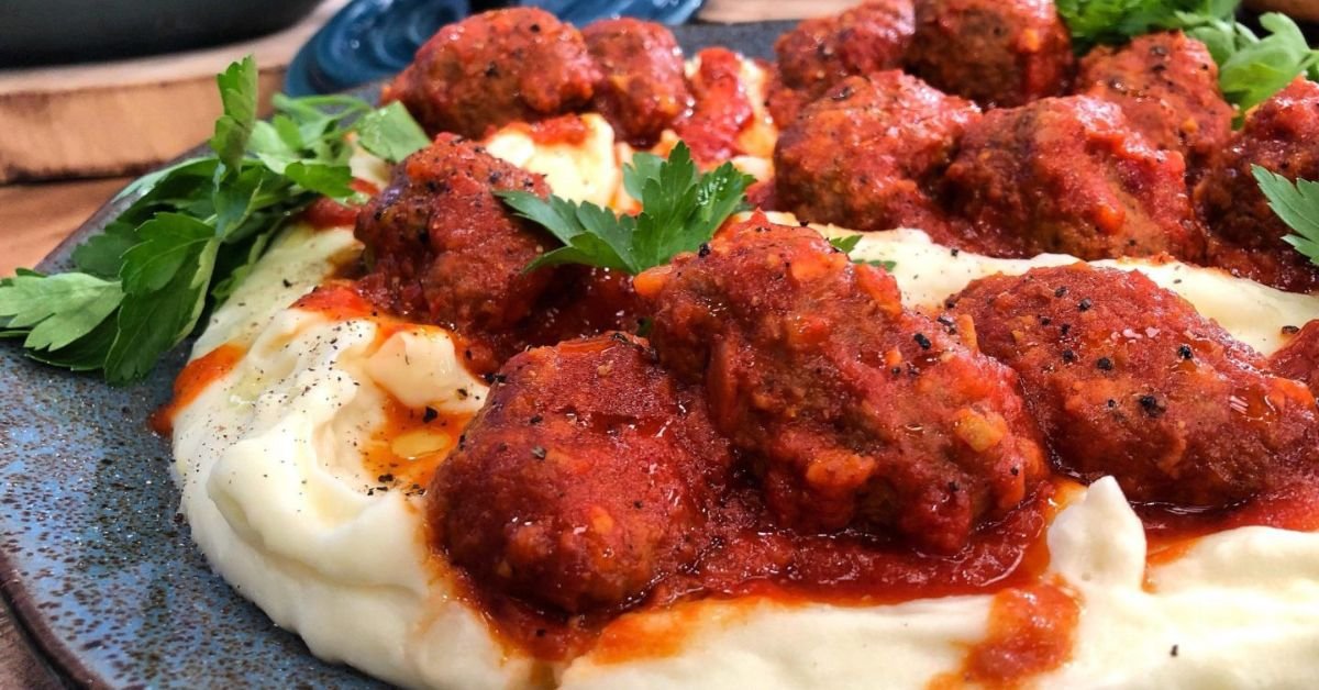 Κοντινή λήψη σουτζουκακιών με ελιές