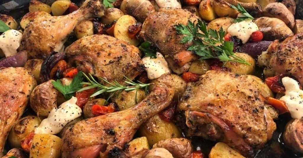 Κοτόπουλο με πατάτες σε πιάτο