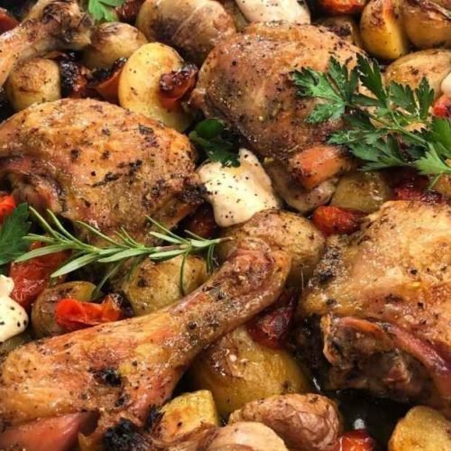 Κοτόπουλο με πατάτες σε πιάτο