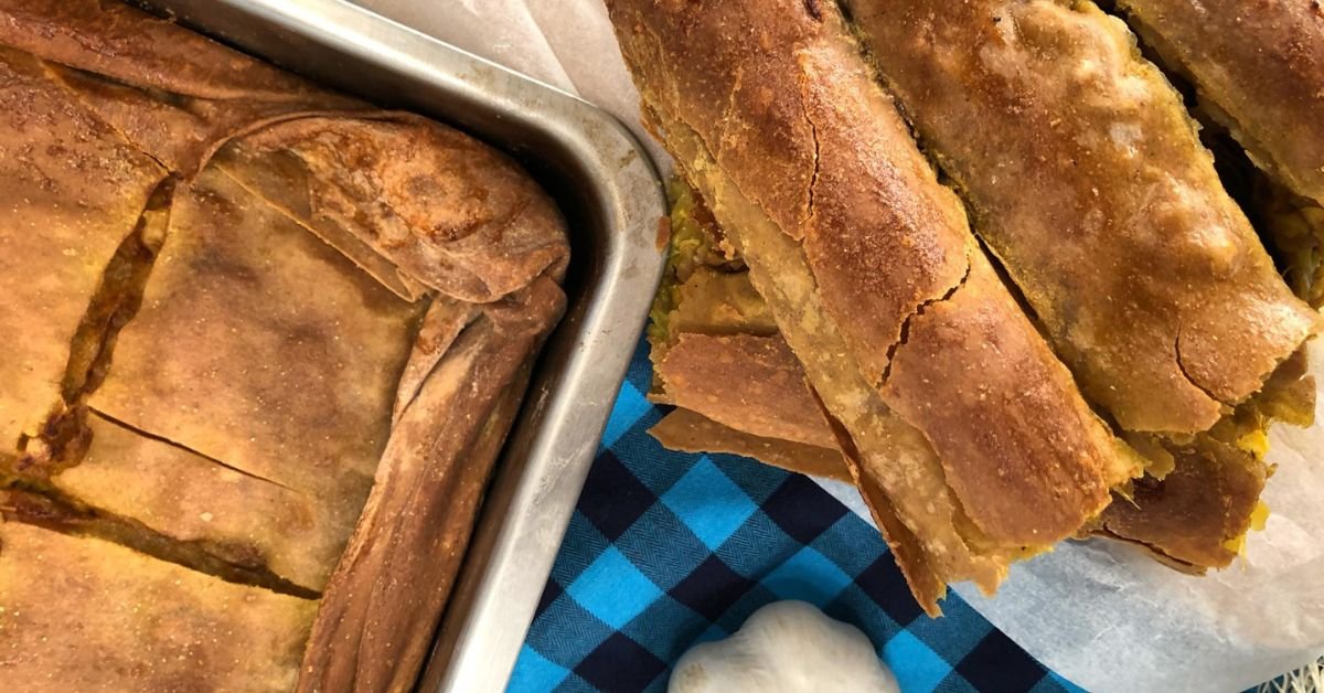 Κρεμμυδόπιτα με μπέικον και φύλλο ολικής