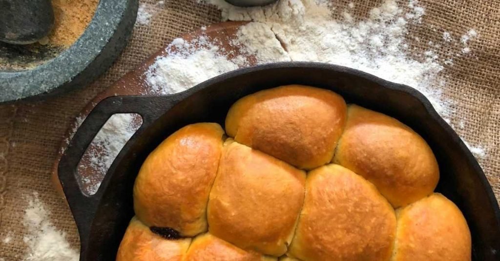 Μίνι τσουρέκια γεμιστά με πραλίνα σε πιατέλα